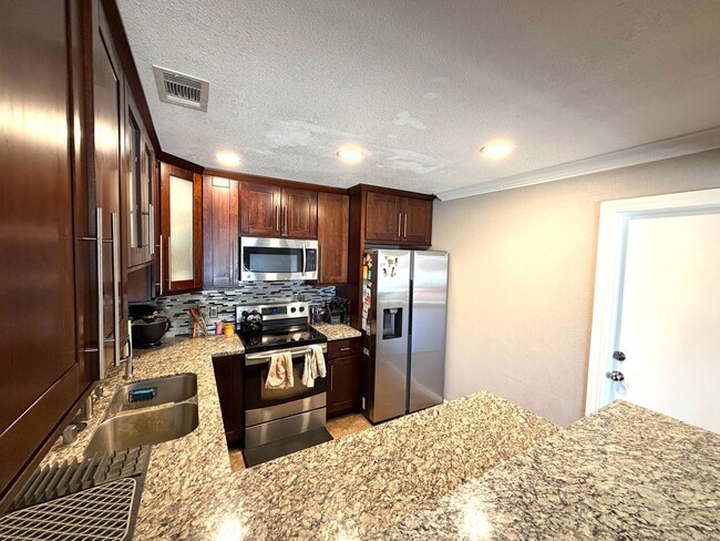 Building Photo - Desirable Home in Lincoln Village – A must see!