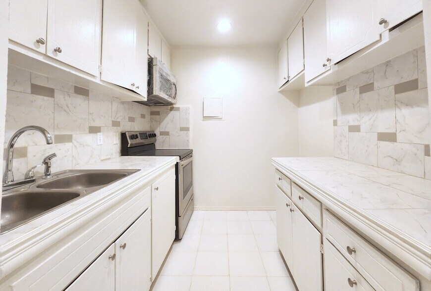 Building Photo - 8108 Langdon Ave