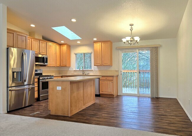 Building Photo - Spacious Home in Lake Stevens Available Now!  Pet Friendly