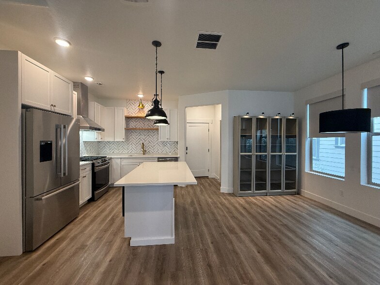 Building Photo - 5258 W Dock St