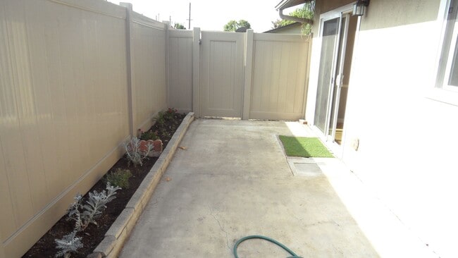 Building Photo - Nicely Updated 1 Bedroom 1 Bathroom, Coco ...