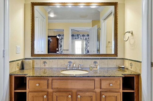 Building Photo - "Beautifully Furnished 3-Bedroom Condo in Desirable Heritage Crossing"