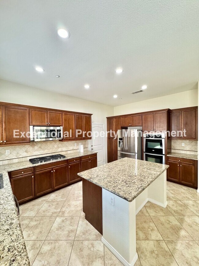 Building Photo - Beautiful 3 bedroom 3 bathroom single stor...