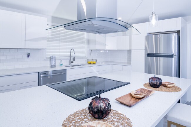 Building Photo - 6443 Lomand Ave