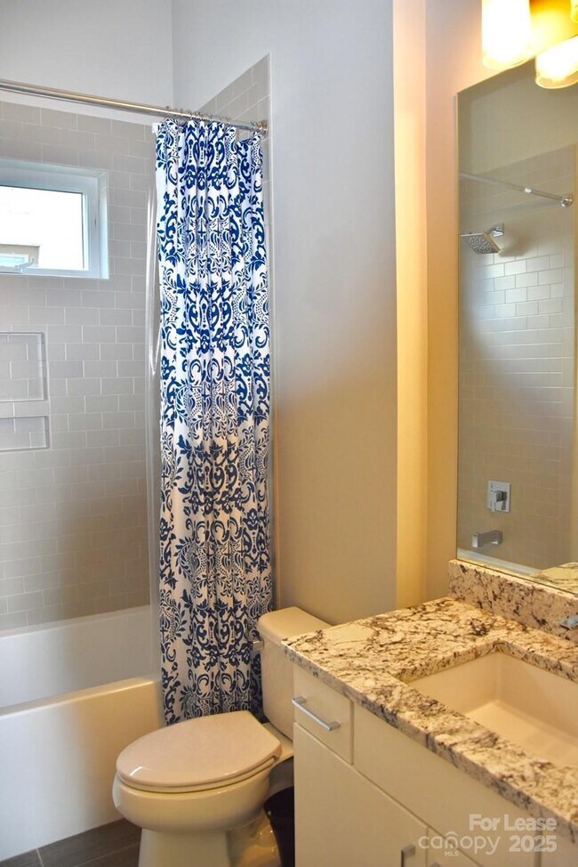 Building Photo - 916 Westbrook Dr