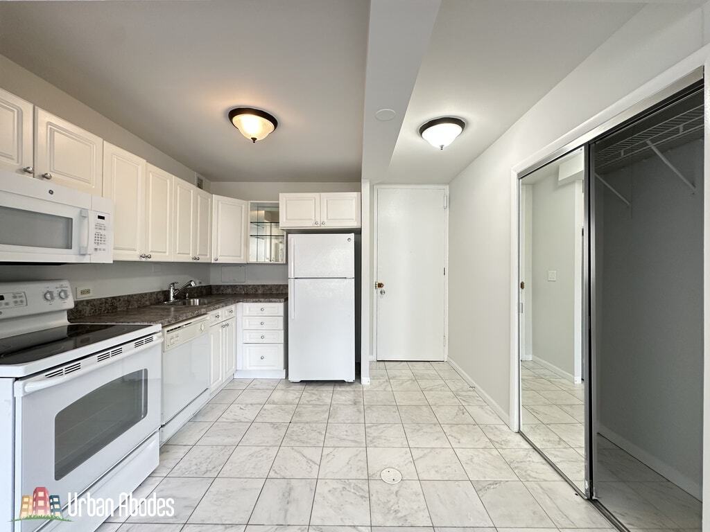 Building Photo - 1335 N Dearborn St