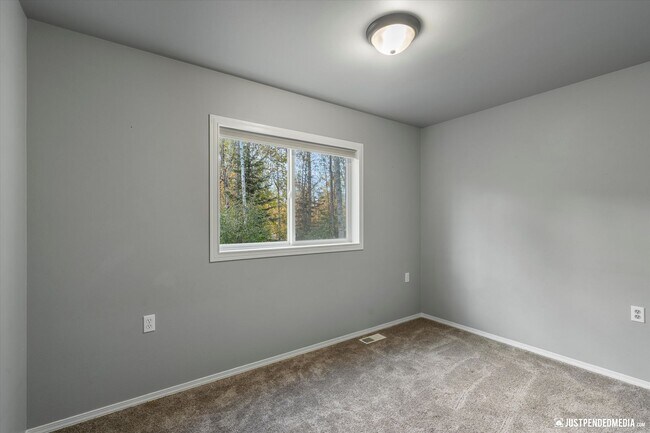 Building Photo - 3 Bedroom W/ Mother in Law Suite | 2 Bathr...