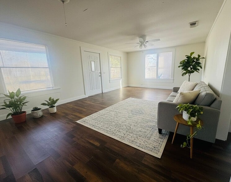 Building Photo - 15 E 24th St