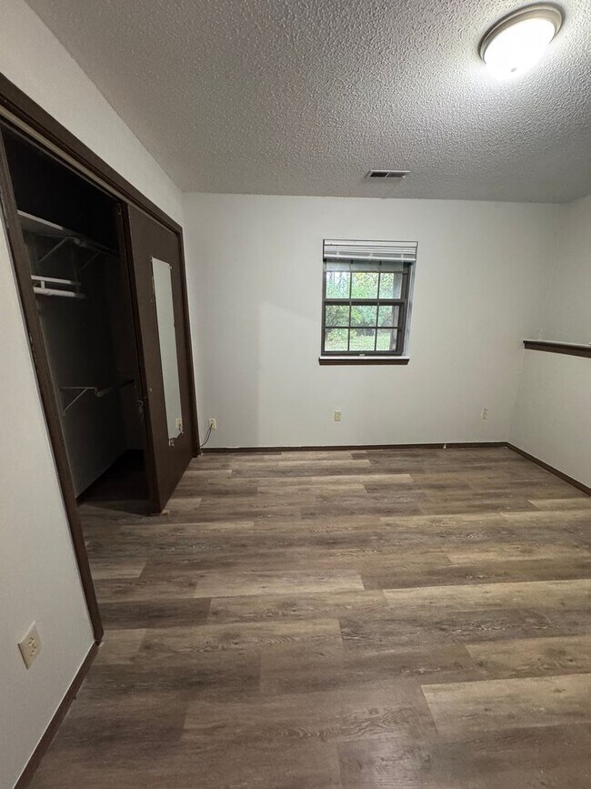 Building Photo - 2008 Juniper Dr