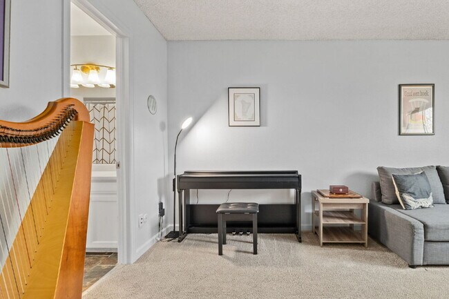 Building Photo - Great 2 bed 2 bath town house centrally lo...