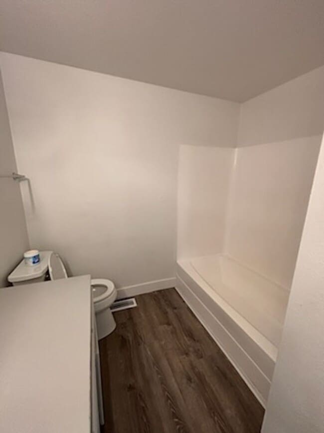 Building Photo - 3 bedroom 1 bath single level duplex