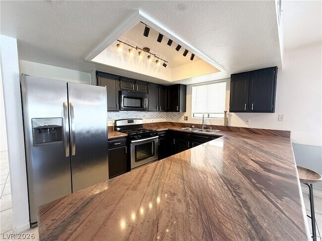 Building Photo - 2066 Waverly Cir