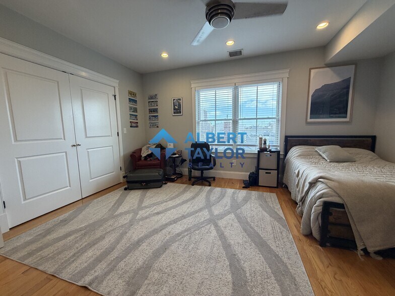 Building Photo - 632 E 2nd St