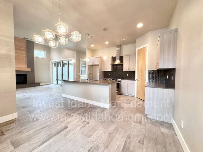 Building Photo - Rarely available in the most preferred River District! Available July 2026