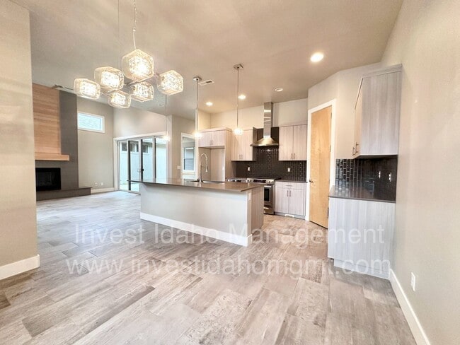 Building Photo - Rarely available in the most preferred River District! Available June 2026