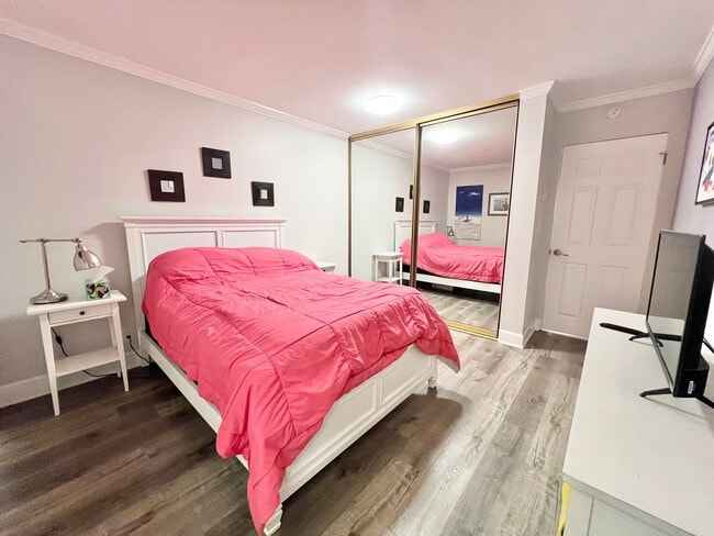 Building Photo - 2 Bed, 2 Bath Condo Near Retro Row!