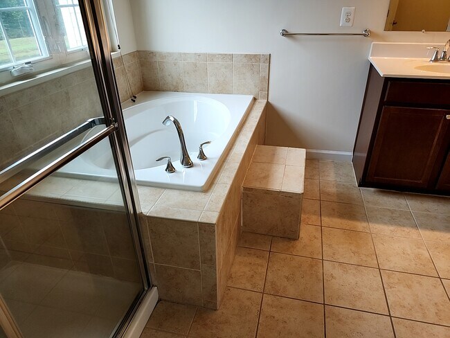 Building Photo - Bryans Road Townhome Retreat | Flexible Lease Available