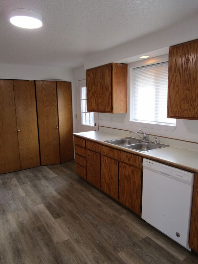 Building Photo - 2 Bedroom Duplex Near Library - Water/Sewe...
