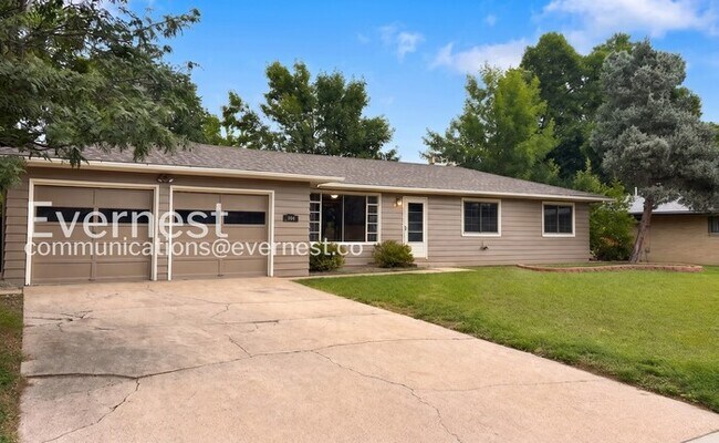 Building Photo - 3 Bed, 1 Bath Home with Fenced Yard & Garage / Available Now!