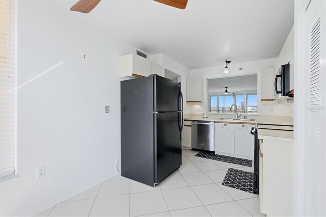 Building Photo - 4570 Pinebrook Cir