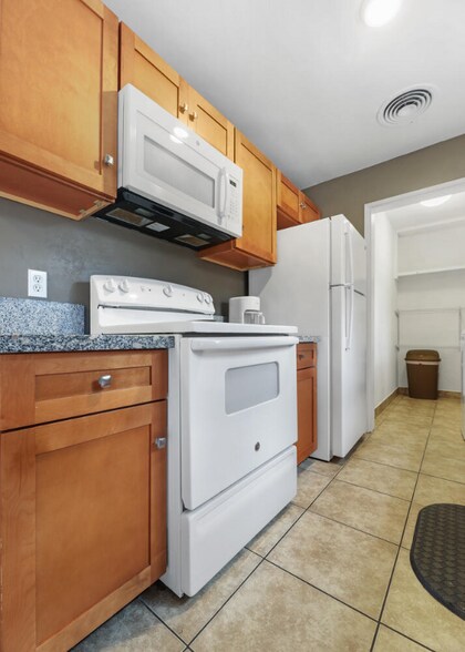 Building Photo - 718 N Floral St