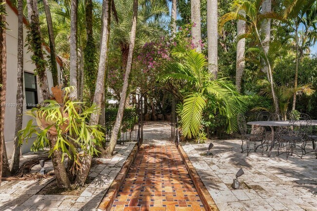 Building Photo - 1624 Granada Blvd