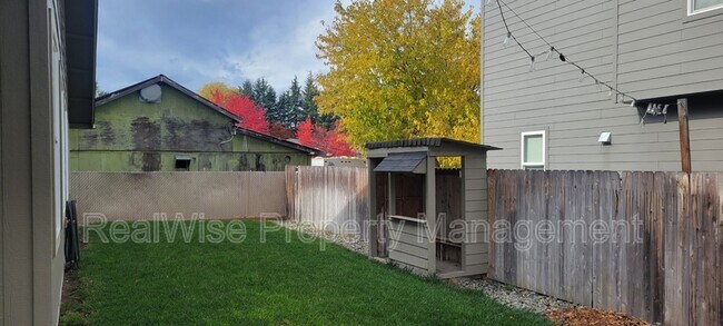 Building Photo - 108 SW Little Meadow Ln