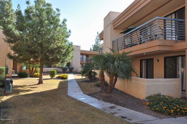 Building Photo - Charming 2 bed 2 bath gated Condo near Bel...