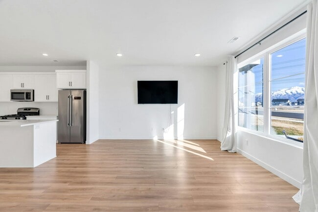 Building Photo - 923 S 950 W