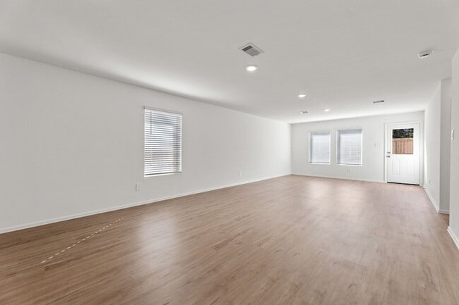 Building Photo - 17747 Pemswood Dr
