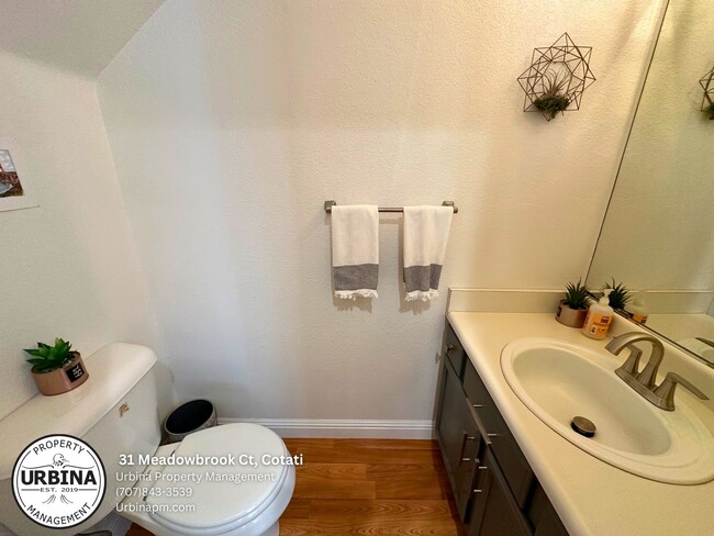 Building Photo - Bright and Spacious 3 Bedroom Townhome in ...