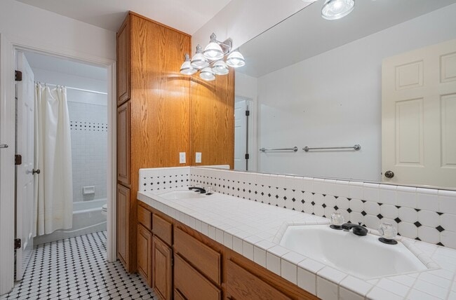 Building Photo - 4055 Sunset Ln