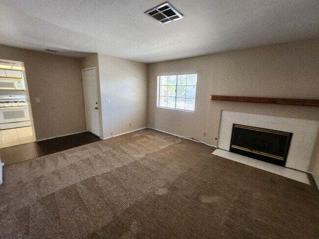 Building Photo - Lovely 2 Bed 2 Bath Downstairs Condo in Gr...