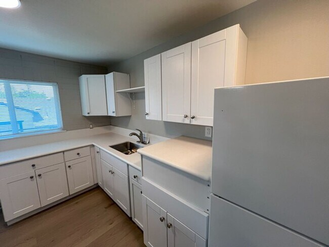 Building Photo - Fully Updated One Bedroom Upstairs Reno...