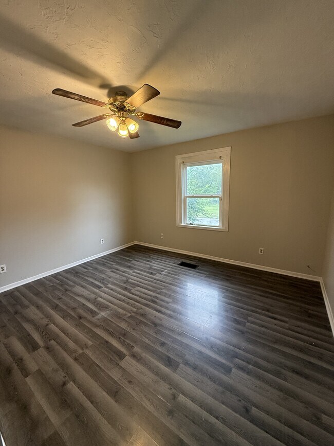 Building Photo - 1421 W 2nd St