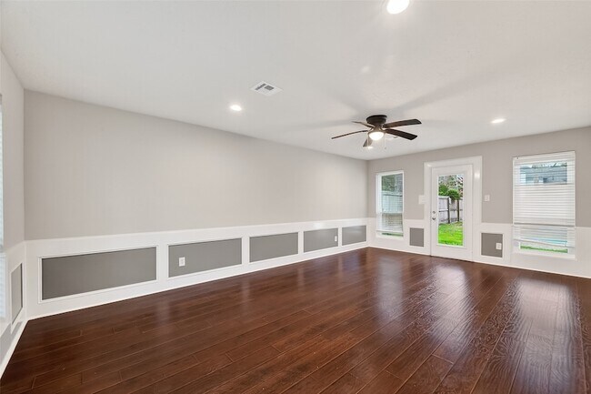 Building Photo - 2402 Oak Shores Dr