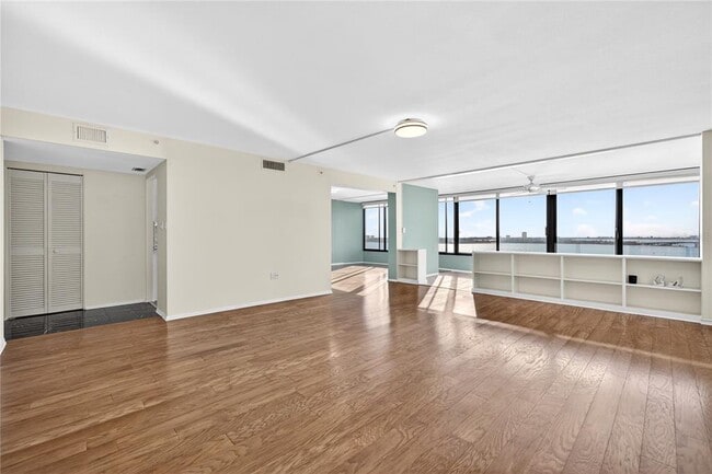 Building Photo - 770 S Palm Ave