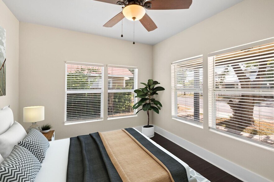 Building Photo - Charming Beacon Hill home with large private backyard