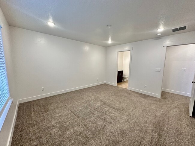 Building Photo - HC515