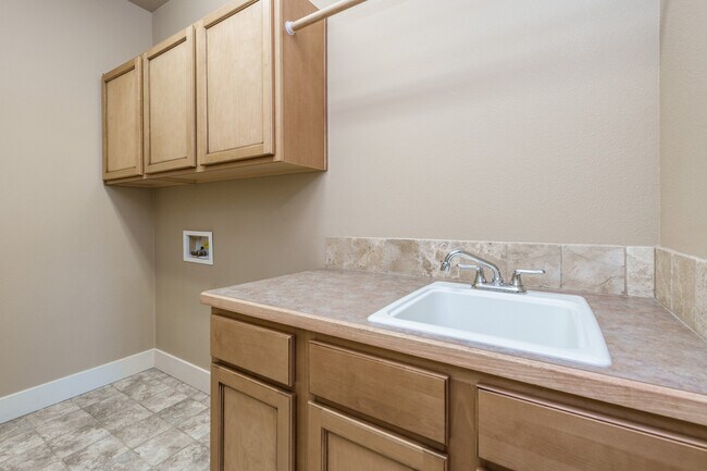 Building Photo - 994 E Winding Creek Dr