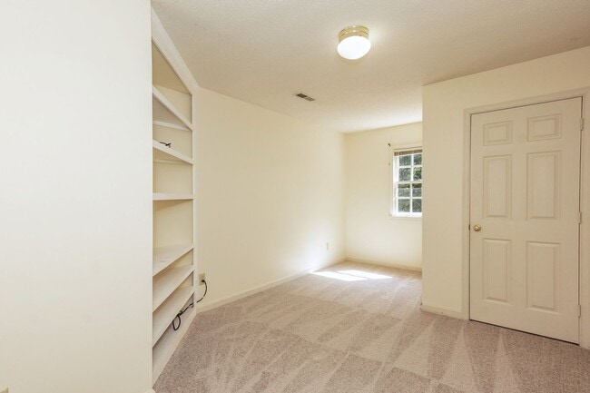 Building Photo - Four Bedroom Home!
