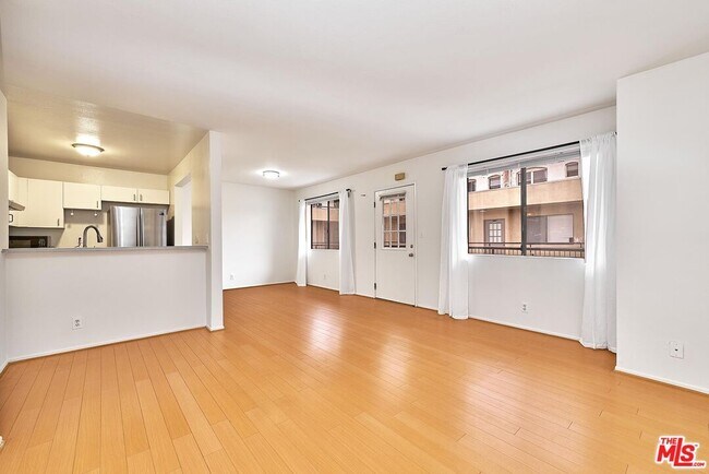 Building Photo - 326 S Manhattan Pl