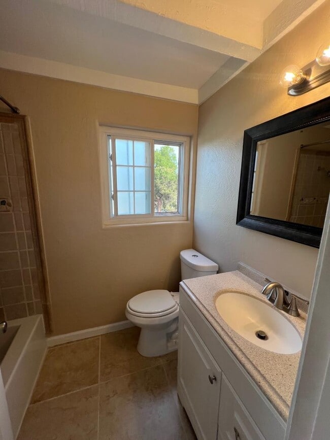 Building Photo - 528 Raintree Dr