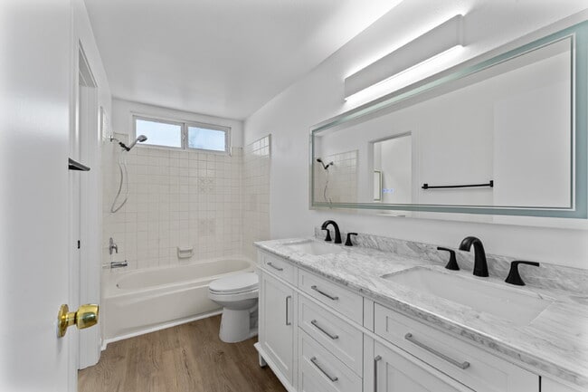 Building Photo - "Experience Luxurious Living: Spacious 4-B...