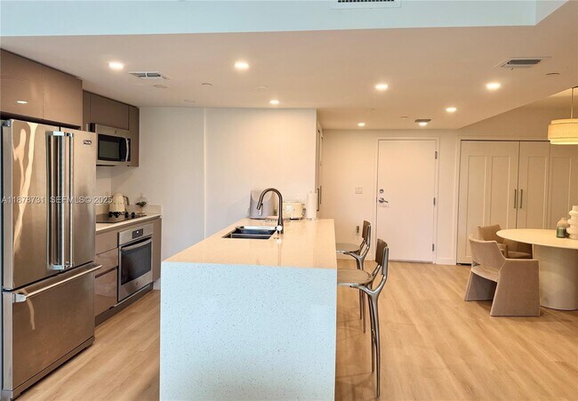 Building Photo - 13800 Highland Dr