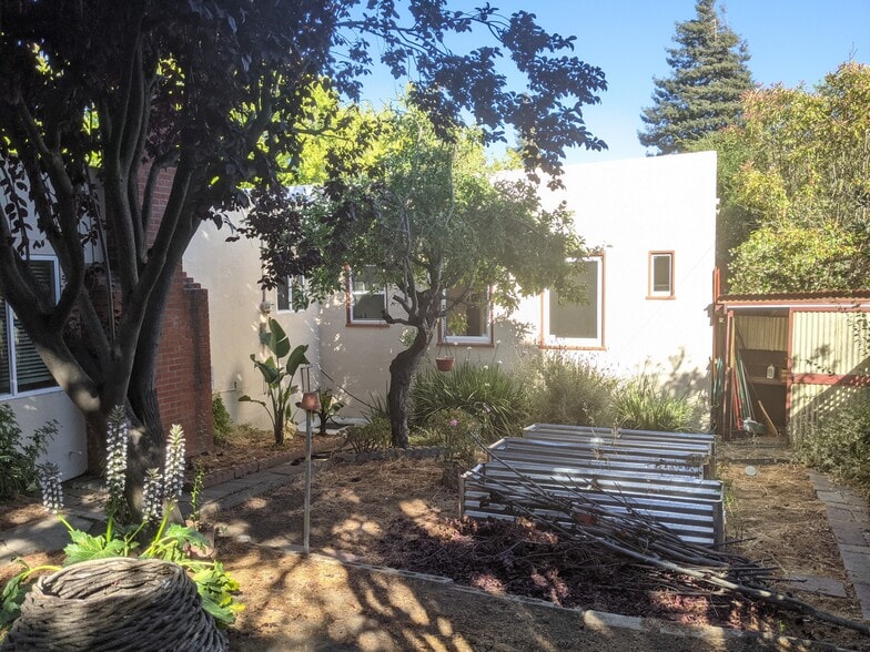 Building Photo - 251 Daniels Ave
