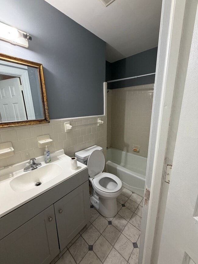 Building Photo - 915 S Kates Ln