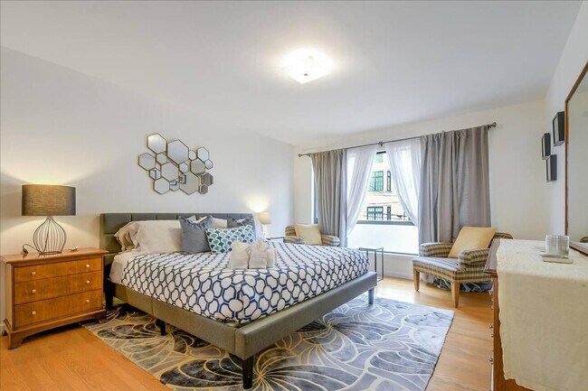 Building Photo - 1021 Greenwich St