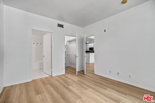 Building Photo - 2222 Beachwood Dr