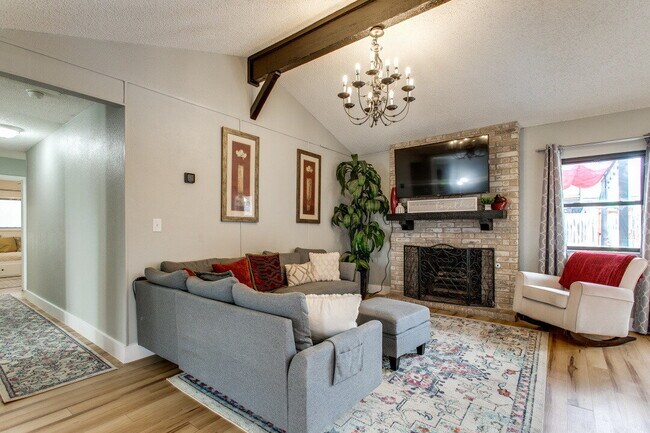 Building Photo - "Charming 3-Bedroom Haven with Cozy Fireplace in San Antonio – 1570 Sq Ft of Comfort!"